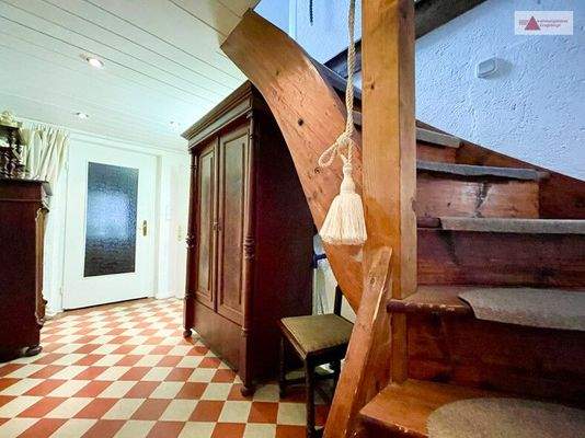 Flur mit Treppenaufgang EG