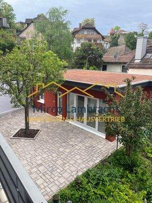 Blick zum Nebengebäude