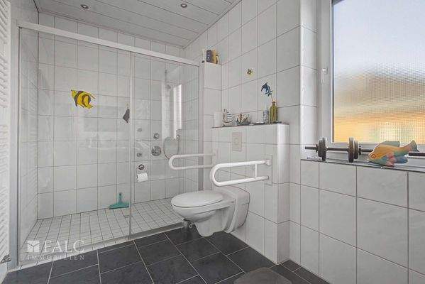 Rollstuhlgerechtes Badezimmer en Suite_WE01