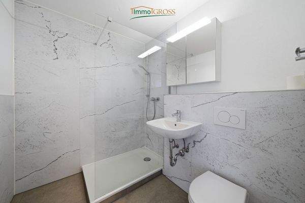 Modernes Badezimmer mit bodentiefer Dusche