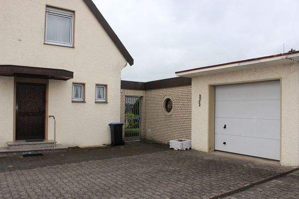 Hausansicht / Garage