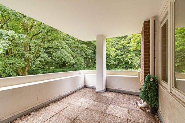 Großzügiger überdachter Balkon in Westlage