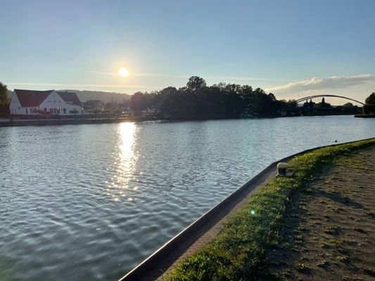 Das Haus ist in Kanalnähe