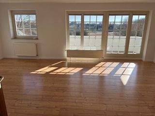 Wohnzimmer mit Balkonzugang