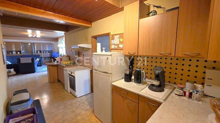 Offener Küchenbereich mit Blick ins Wohnzimmer 