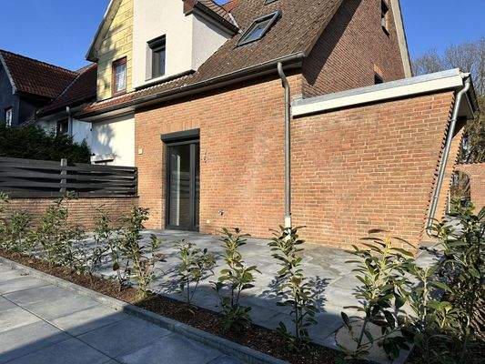 Terrasse hinter dem Haus (Abendsonne)