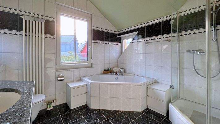 Zeitgemäß ausgestattetes Tageslichtbad mit Dusche und Badewanne