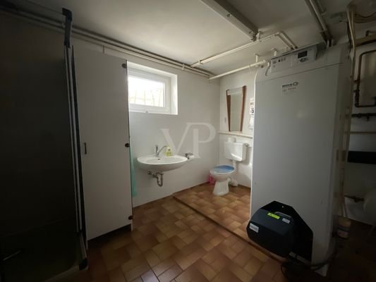 Heizungsraum mit WC & Dusche