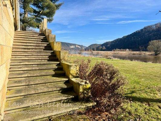 Freitreppe an der Südwestseite des Hauses.jpg