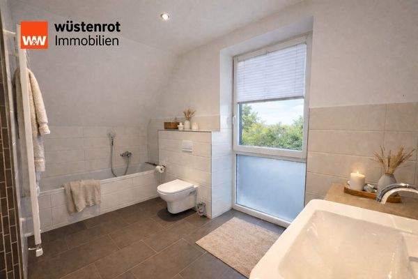 Bad Obergeschoss mit Wanne und Dusche