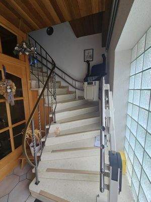 Aufgang OG (mit Treppenlift)