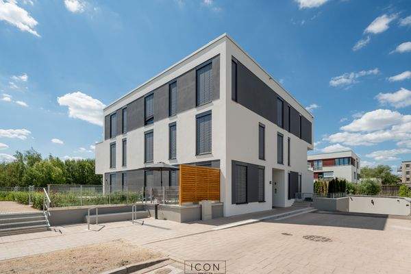 AUSSENANSICHT STRASSE