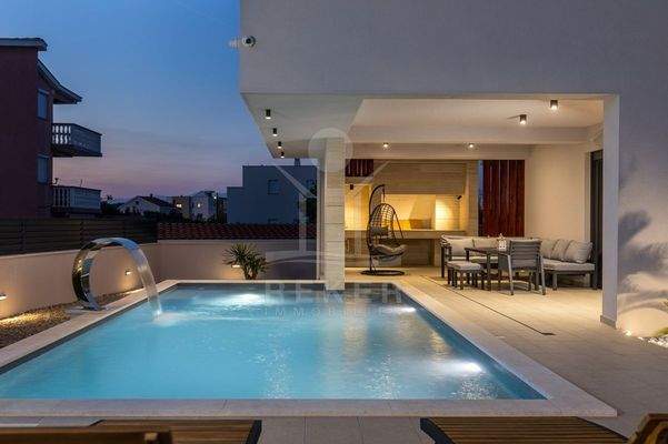 Überdachte Terrasse: Pool 32 m² mit Wasserfall, Sommerküche mit Loungebereich & Außenkamin 