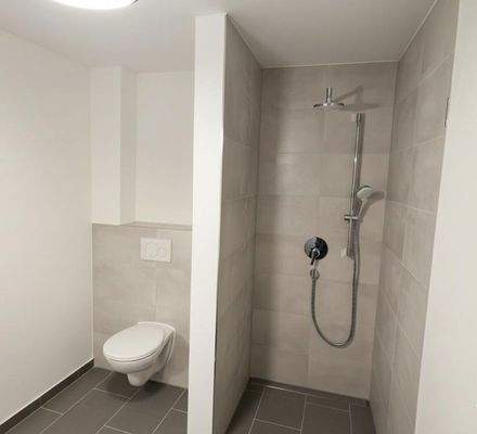 Badezimmer mit Dusche