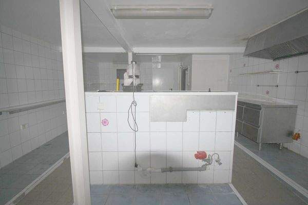 Früherer Küchen- und Vorberitungsbereich mit Gefriertruhen