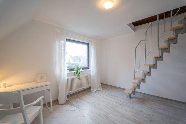 Kinderzimmer mit Zugang Spitzboden