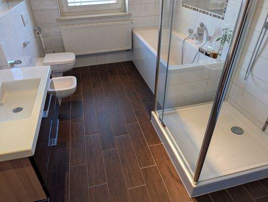 Tolles Bad mit Dusche und Wanne OG 2