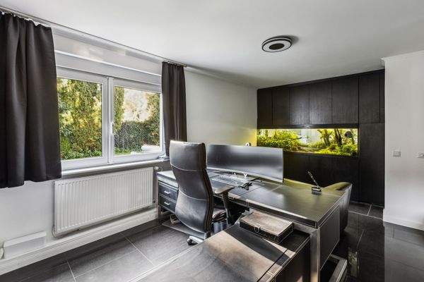 Homeoffice mit Blick auf das Aquarium und den Pool