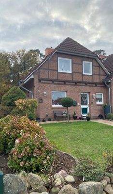 Vorderansicht Einfamilienhaus Garten