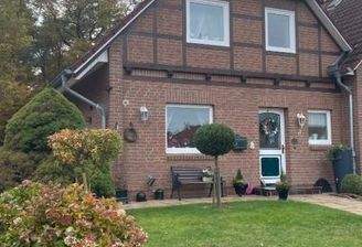 Vorderansicht Einfamilienhaus Garten