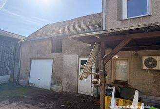 Garage neben Wohnhaus