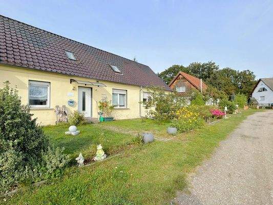 stilvoller Vorgerten der linken Wohnung