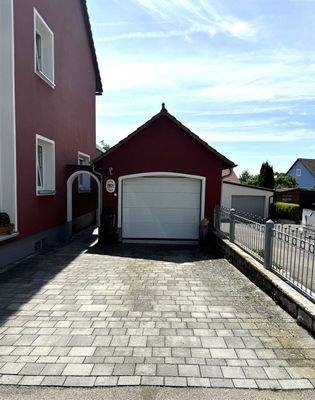 Garage und Stellplatz