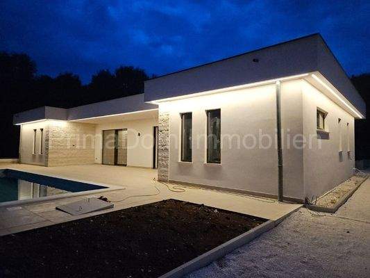 Bungalow mit Pool -Bezugsfertig