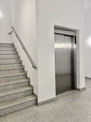 Treppenhaus und Aufzug zur Tiefgarage