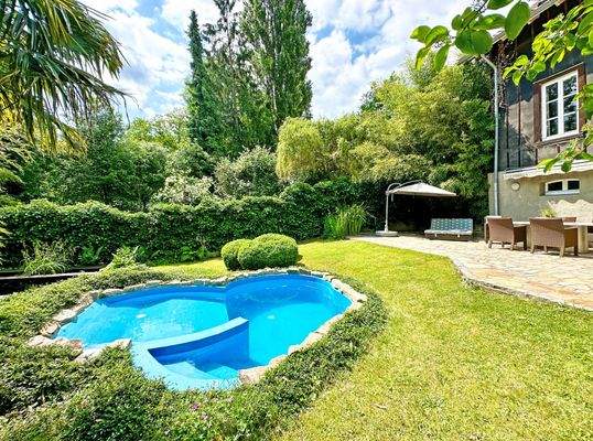 Pool / Terrassenbereich im Sommer