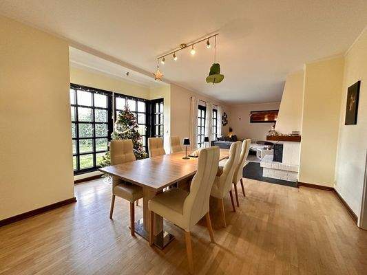Essbereich mit großer Fensterfront