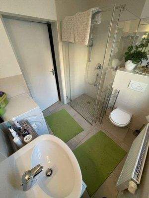 Blick auf Dusche und Toilette