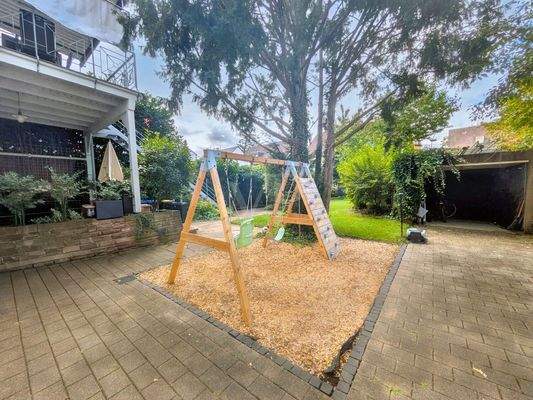 Terrasse mit Spielbereich
