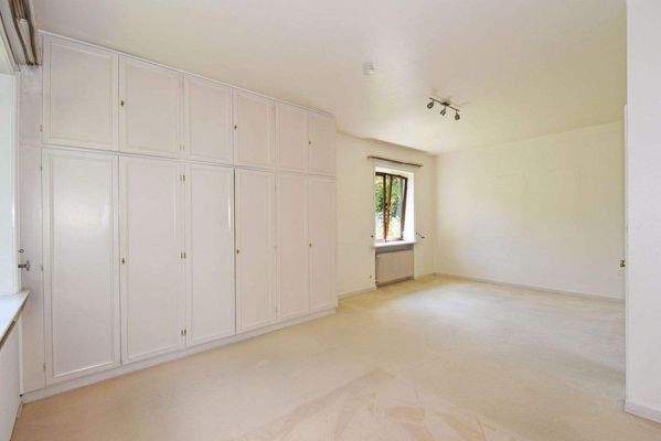 Schlafzimmer mit Einbauten