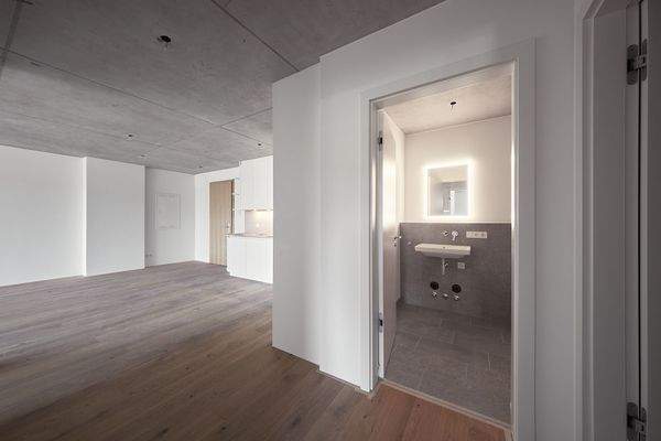 Flur mit Blick zur Wohnküche und dem Dusch- und Wannenbad - HERDERGÄRTEN 3.4.2