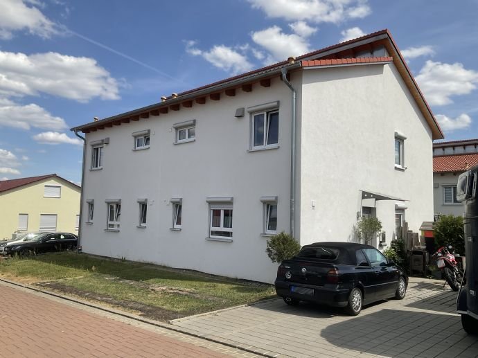 Niedrigenergie Doppelhaushälfte in zentraler Lage inkl. Terrasse und Stellplätzen in Haßfurt