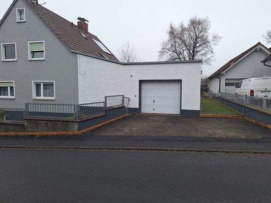 Strassenansicht mit Garage