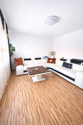 Wohnbereich mit Balkonzugang