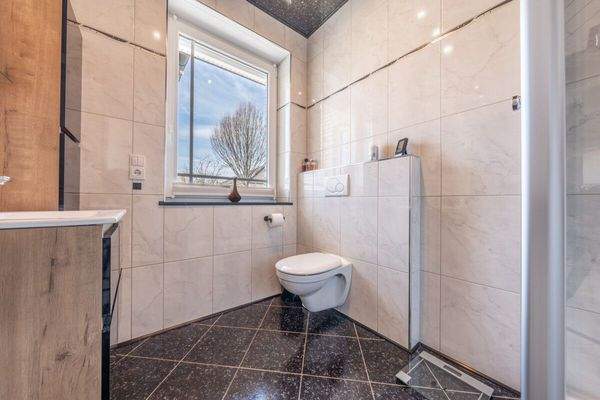 wie auch ein Gäste-Wc mit Dusche