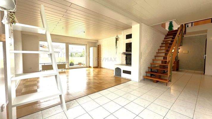 Essbereich mit Blick ins Wohnzimmer