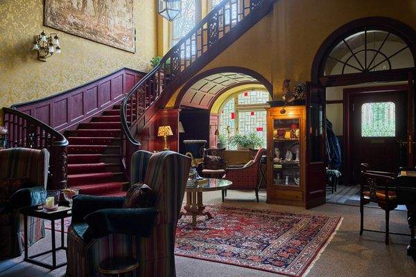 Entrée zur Eingangshalle mit Kamin