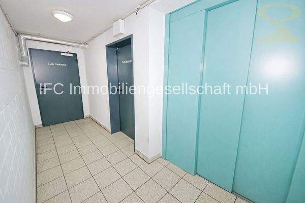 Fahrstuhl und Zugang zum Keller