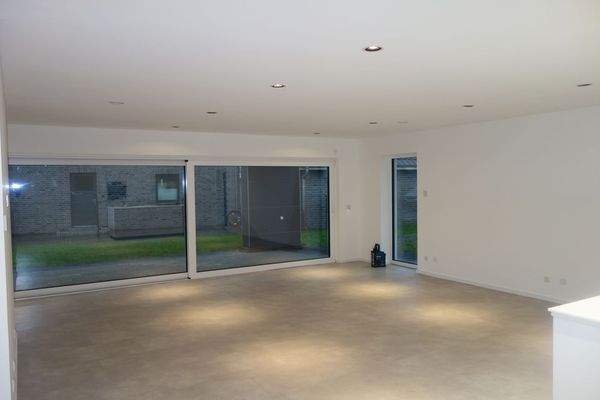 Wohn-/ Esszimmer mit offener Küche 