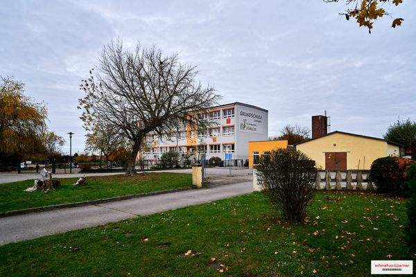 Schule nahe dem Baufeld