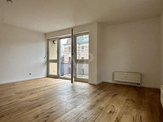 Wohnzimmer mit Zugang zum Balkon