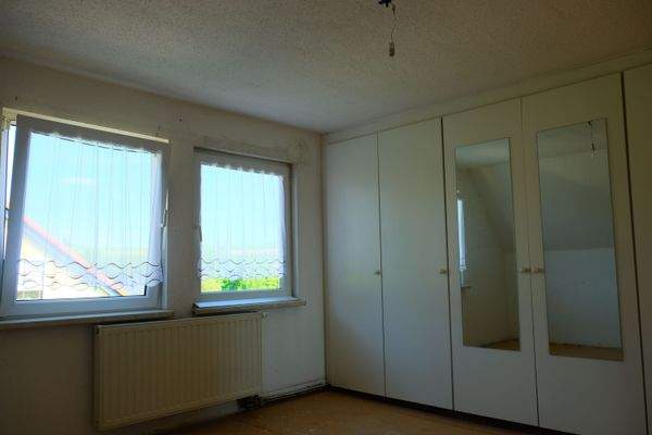 20 Schlafzimmer im OG mit Einbauschrank.JPG