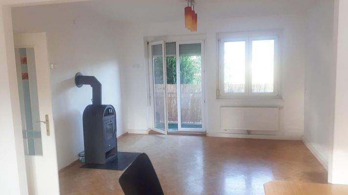 Wohnzimmer mit Kaminofen und B