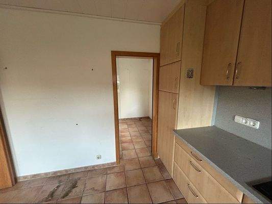 Küche mit Zugang Speisekammer