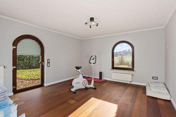 Zimmer 2 mit 22,52 m² und Zugang zum Grundstück