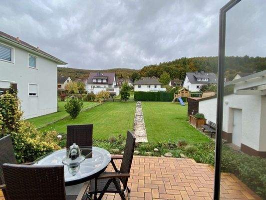 Die Terrasse mit Blick in den Garten